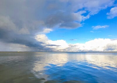Nach dem Sturm – Leinwandbild mit dramatischem Himmel über dem Meer