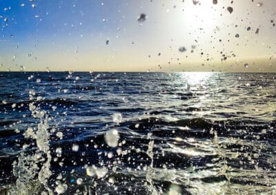 Lebenselixier – Leinwandbild mit spritzendem Wasser am Meer