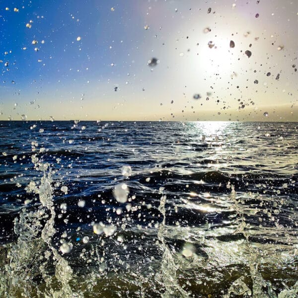 Lebenselixier – Leinwandbild mit spritzendem Wasser am Meer