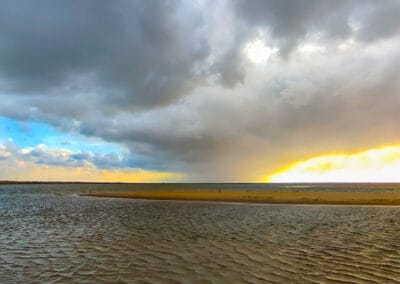 Wetterleuchten – Leinwandbild mit Sturm über der Küste