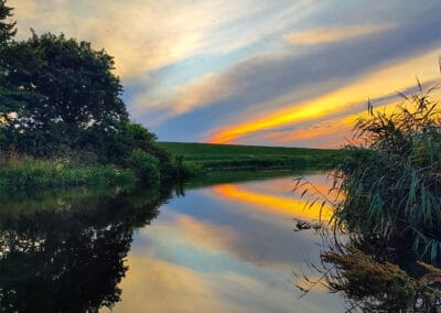 Abendfrieden – Leinwandbild mit Spiegelung im ruhigen Fluss