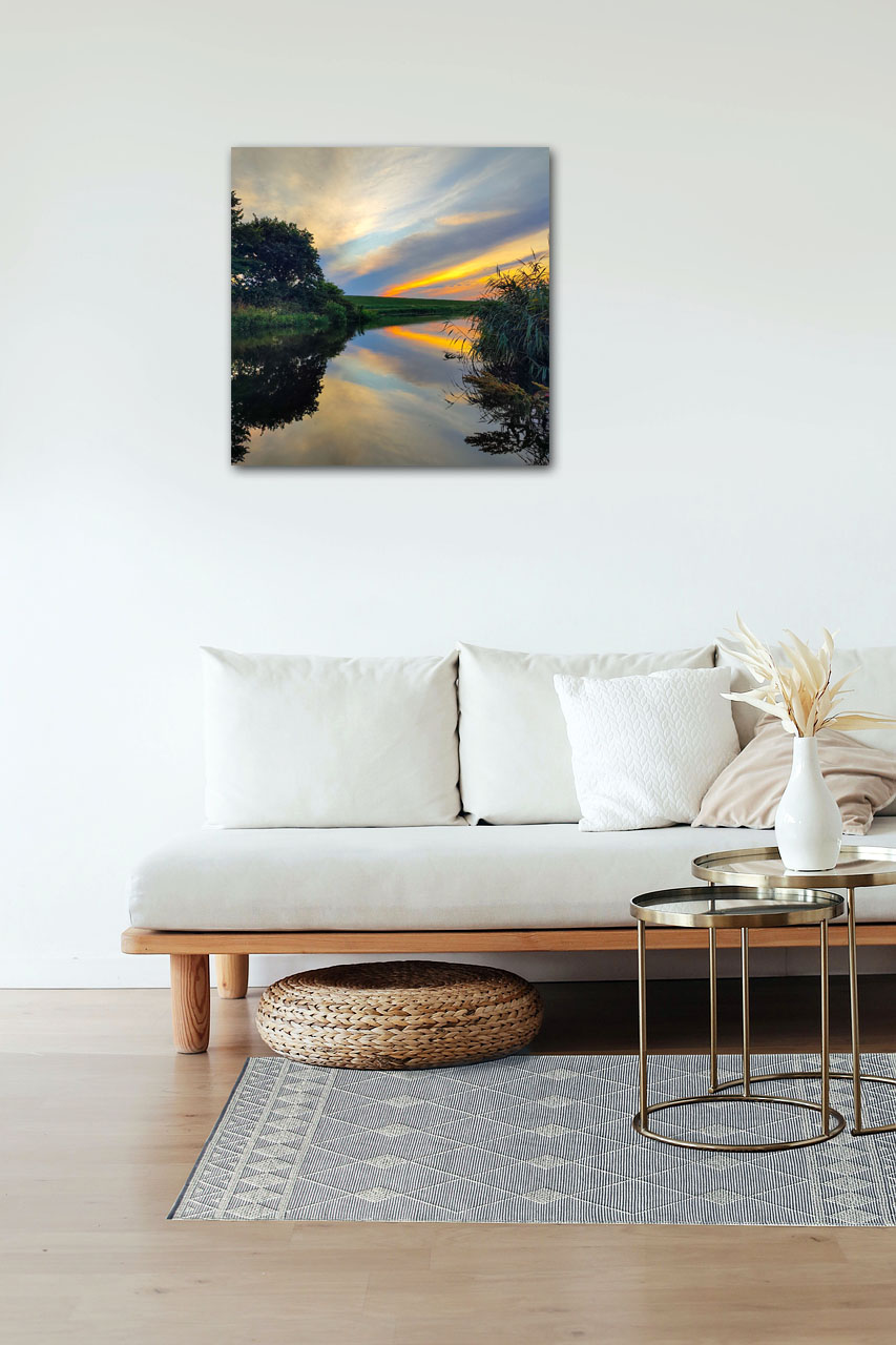 Abendfrieden – Leinwandbild mit Spiegelung im ruhigen Fluss