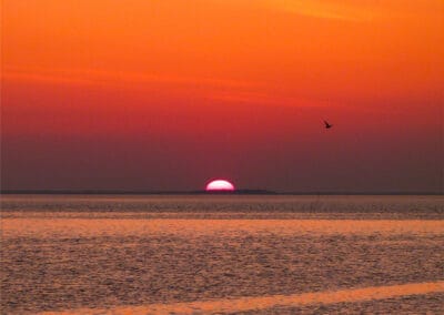 Abendglut – Leinwandbild mit intensivem Sonnenuntergang am Meer