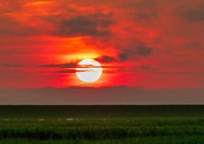 Himmelsfeuer – Leinwandbild mit dramatischem Sonnenuntergang über