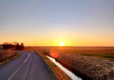Goldener Horizont – Leinwandbild Sonnenuntergang auf dem Land