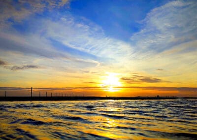 Goldene Wellen – Leinwandbild vom Sonnenuntergang am Meer