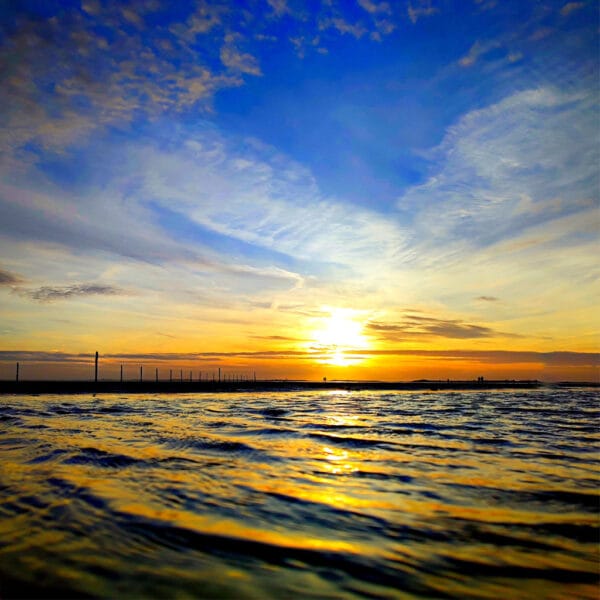 Goldene Wellen – Leinwandbild vom Sonnenuntergang am Meer