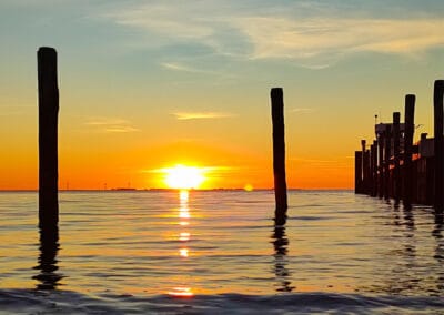 Hafenruhe – Leinwandbild vom Sonnenuntergang am Steg