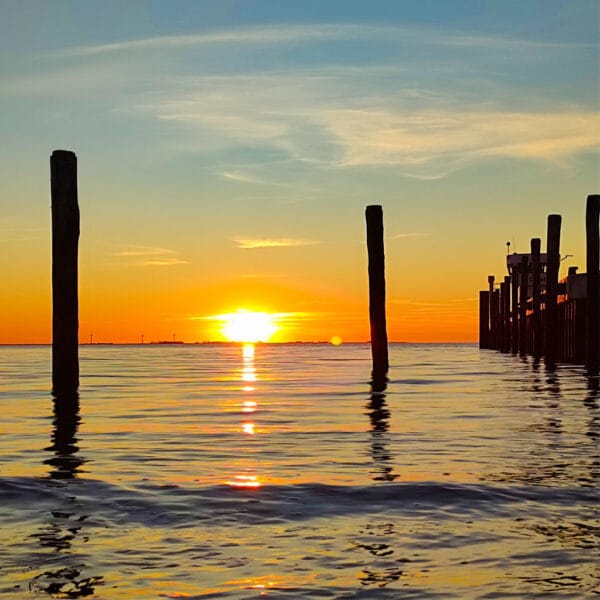 Hafenruhe – Leinwandbild vom Sonnenuntergang am Steg