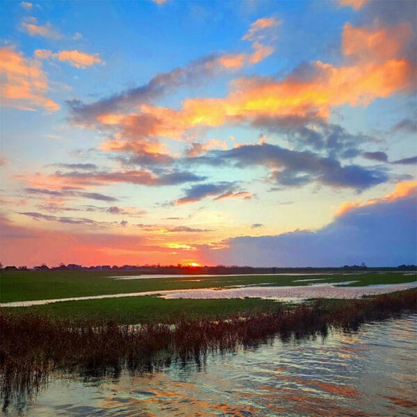Weites Land – Leinwandbild vom Sonnenuntergang im Marschland
