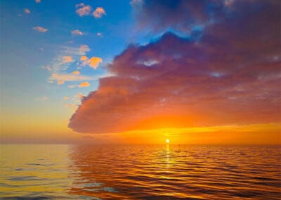 Feuer am Horizont – Leinwandbild mit dramatischem Sonnenuntergang am Meer