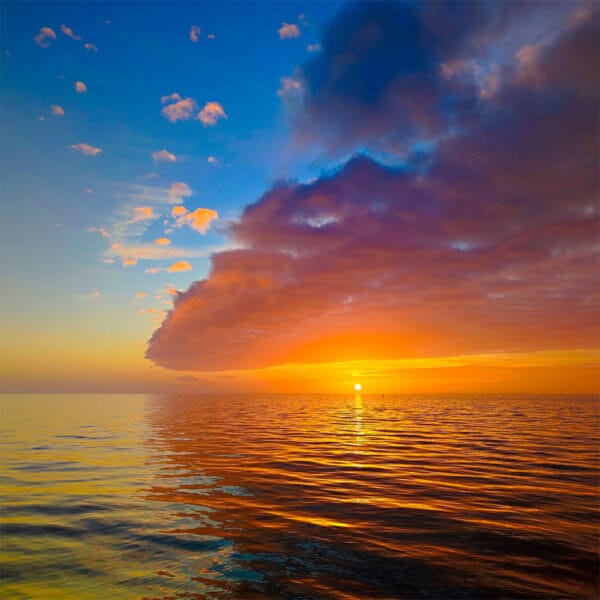 Feuer am Horizont – Leinwandbild mit dramatischem Sonnenuntergang am Meer