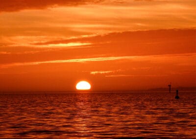 Feuermeer – Leinwandbild mit feurigem Sonnenuntergang über dem Meer