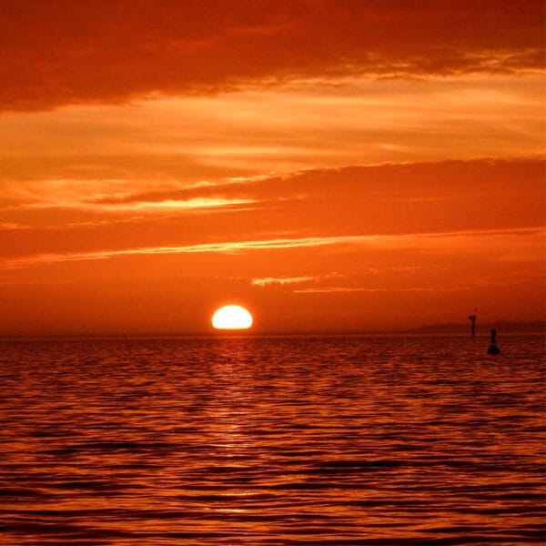 Feuermeer – Leinwandbild mit feurigem Sonnenuntergang über dem Meer